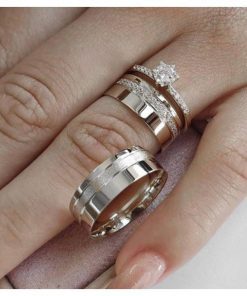 Alianças de Namoro em Prata 950 7mm | Modelo Aurora | Anatômica | Feminina com 15 Pedras de Zircônia (Meia Volta) | Masculina com Friso Lateral Fosco Escovado