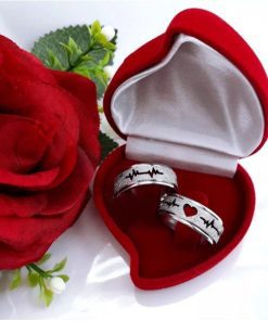 Par De Alianças Prata Em Aço Cirúrgico 8mm Diamantado Com Batimentos E C/ Coração Vazado Prata