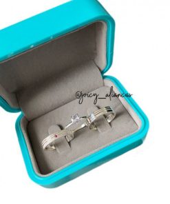 Alianças de Namoro em Prata 950 4mm | Modelo Reto Semi Anatômico | Feminina Diamantada com 2 Frisos Laterais e Pedra de Zircônia Rosa