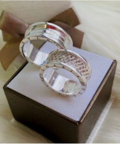 Alianças de Namoro em Prata 950 10mm | Modelo Helen | Estilo Bulgari | Feminina com 60 Pedras de Zircônia Cravejadas | Masculina Lisa com 2 Frisos Centrais