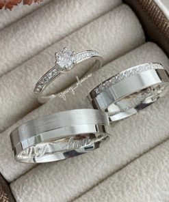 Alianças de Namoro em Prata 950 | Modelo Kemelly 6mm | Semi Anatômica | Feminina com 15 Pedras de Zircônia Laterais (Meia Volta) | Masculina Lisa com 1 Friso Lateral Fosco