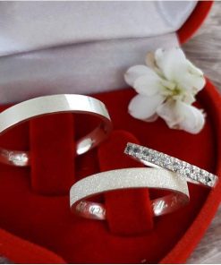 Alianças de Namoro em Prata 950 | Modelo Guta | 4mm Reto Semi Anatômico | Feminina Diamantada | Masculina Lisa | Aparador Incluso