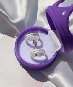 Alianças de Namoro em Prata 950 5mm | Todo Diamantado com 1 Friso Central Largo | Feminina com 15 Pedras de Zircônia Lilás | Modelo Semi Anatômico