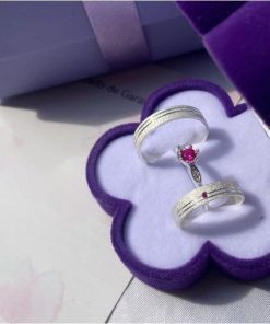 Alianças de Namoro em Prata 950 4mm | Diamantado com 2 Frisos Laterais | Semi Anatômica | Feminina com Pedra de Zircônia Rosa