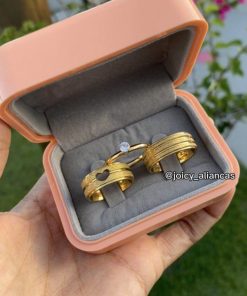 Par De Alianças Aço Cirúrgico Banhado A Ouro 18k - 8mm - Fosco Com Friso MOD 84