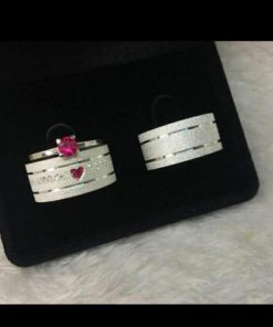 Alianças de Namoro em Prata 950 8mm | Modelo Tiffany | Diamantado com 2 Frisos Laterais | Feminino com 11 Pedras de Zircônia | Pedra Central em Formato de Coração Vinho