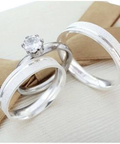 Alianças de Namoro em Prata 950 6mm | Modelo Jeane | Diamantado com 1 Friso Lateral | Anel Solitário Incluso