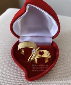 Par De Alianças Aço Cirúrgico Banhado A Ouro 18k - 8mm - Diamantado