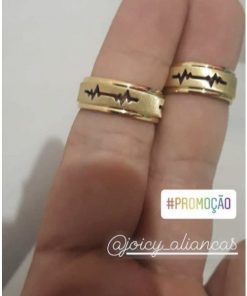 Par De Alianças Aço Cirúrgico Banhado A Ouro 18k - 8mm - Fosco Com Batimentos.