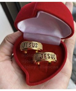 Par De Alianças Aço Cirúrgico Banhado A Ouro 18k - 8mm- Diamantado JESUS.