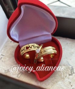 Par De Alianças Aço Cirúrgico Banhado A Ouro 18k - 8mm - Diamantado Love.