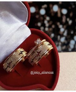 Par De Alianças Aço Cirúrgico Banhado A Ouro 18k - 8mm - Com Batimentos E Diamantado