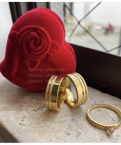 Par De Alianças Aço Cirúrgico Banhado A Ouro 18k - 8mm - Friso Diamantado Na Feminina E Fosco Masculino.