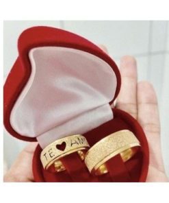 Par De Alianças Aço Cirúrgico Banhado A Ouro 18k - 8mm - Diamantado Com Escrita TE AMO.