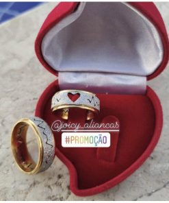 Par De Alianças Prata Em Aço Cirúrgico 8mm Diamantado Fem C/ Coração Vazado Masc Com Batimentos