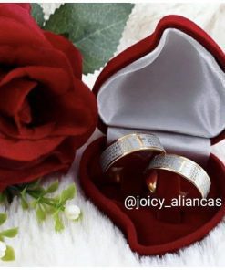 Par De Alianças Prata Em Aço Cirúrgico 8mm Pai Nosso Dourado Com Prata