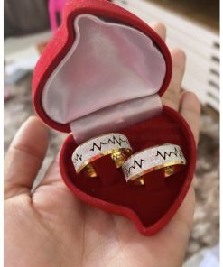 Par De Alianças Prata Em Aço Cirúrgico 8mm Com Batimentos Cardíacos - Banhado A Ouro 18k.