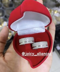 Par De Alianças Prata Em Aço Cirúrgico 8mm Diamantado Com Pedrinha Na Feminina