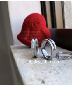 Par De Alianças Prata Em Aço Cirúrgico 6mm Reto Com Friso No Meio E Diamantado