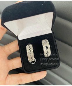 Par De Alianças Prata Em Aço Cirúrgico 8mm Diamantado Feminino / Masculino Fosco Com Batimentos