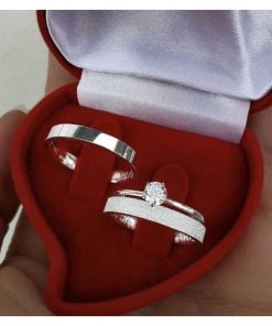 Alianças de Namoro em Prata 950 | Modelo Vivian | 4mm Reto Semi Anatômico | Feminina Diamantada | Masculina Lisa | Anel Solitário Incluso