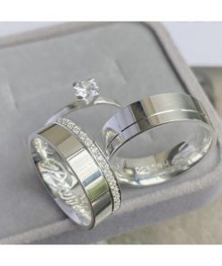 Alianças de Namoro em Prata 950 | 8mm Reto Semi Anatômico | Modelo Luciana | Liso com 1 Friso Lateral | Anel Solitário Incluso