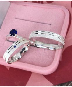 Alianças de Namoro de Prata 950 4mm | Diamantado com 2 Frisos Laterais | Modelo Romi | Feminino com Pedra Azul