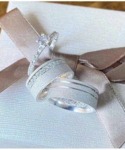 Alianças de Namoro em Prata 950 | 8mm Diamantado Semi Anatômico | Modelo Agatha | 2 Frisos Laterais | Anel Solitário Incluso