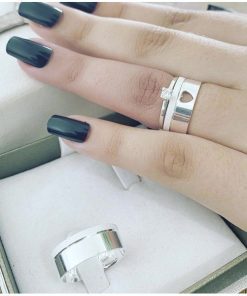 Alianças de Namoro em Prata 950 | Modelo Verena 8mm | Semi Anatômica | Diamantada com 1 Friso Lateral | Coração Vazado | Anel Solitário Incluso