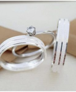 Alianças de Namoro em Prata 950 | Modelo Vitória | 6mm Semi Anatômico Diamantado com 2 Frisos | Anel Solitário Incluso