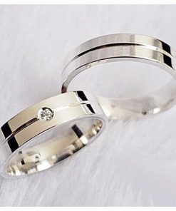 Alianças de Namoro em Prata 950 6mm | Modelo Luna | Liso Polido com 1 Pedra de Zircônia na Feminina | Reto Semi Anatômico