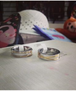 Par De Alianças Prata Em Aço Cirúrgico 6mm Friso Dourado