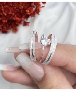 Alianças de Namoro em Prata 950 | Modelo Dora | 4mm Diamantado com 1 Friso Central | Semi Anatômico | Anel Solitário Incluso