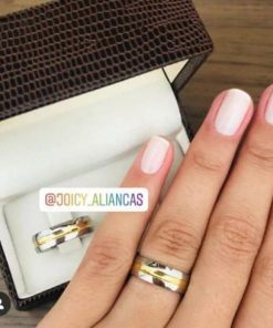 Par De Alianças Prata Em Aço Cirúrgico 6mm Tradicional Com Friso Dourado